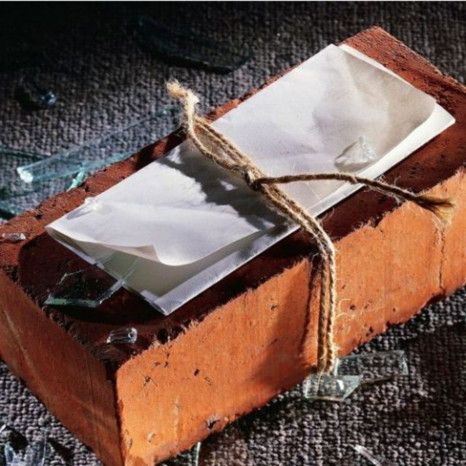 Przywiązać kartkę ze szczegółami do cegły i rzucić przez okno...